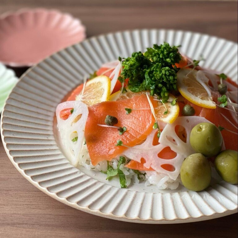 オリーブオイルでいただくスモークサーモンのちらし寿司【レシピ】 | くらし舎 本店